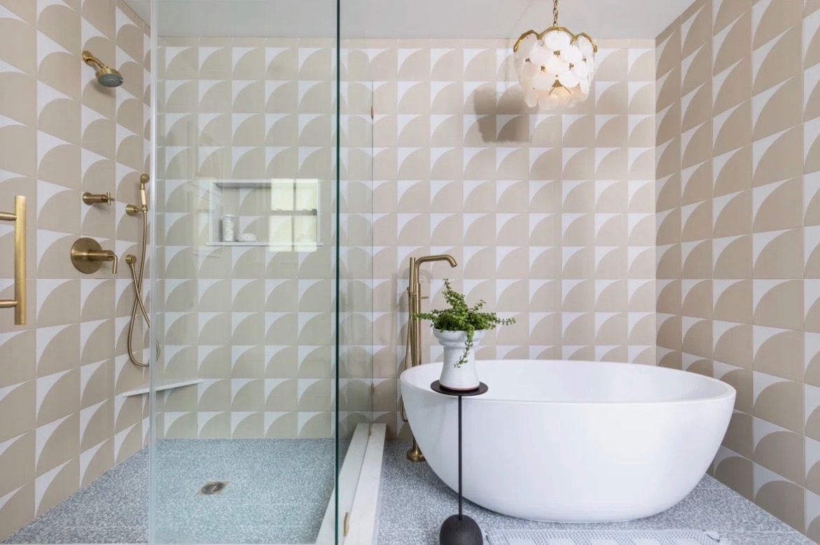 Scallop Tile Spa Bath
